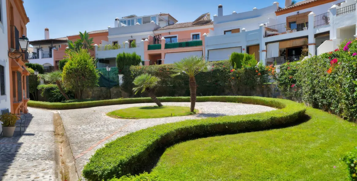 Long-term rent of townhouse in El Paraiso 16