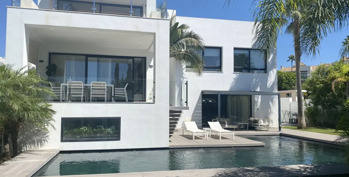 Long-term rent of detached villa in El Paraiso 1