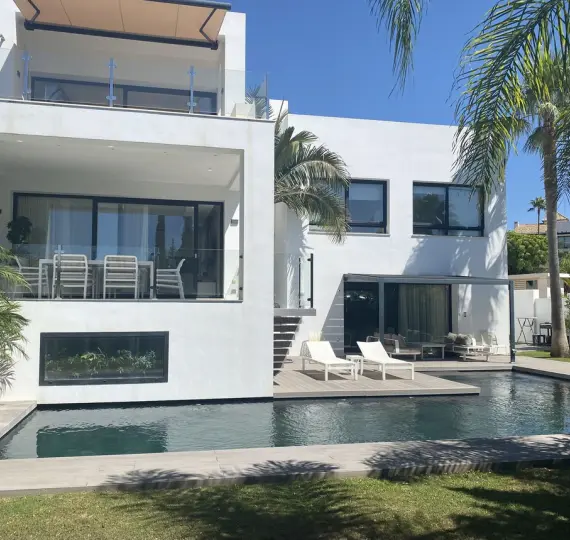 Long-term rent of detached villa in El Paraiso