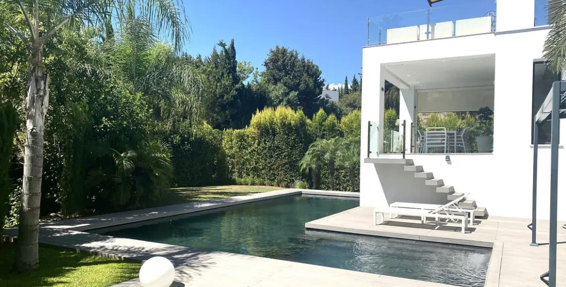 Long-term rent of detached villa in El Paraiso 2