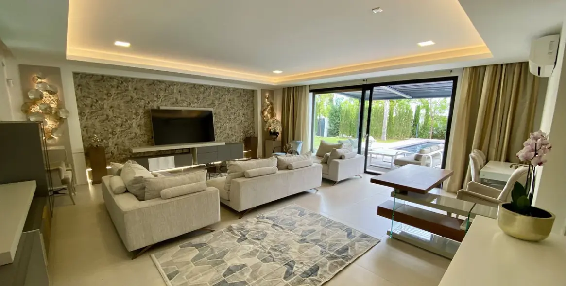 Long-term rent of detached villa in El Paraiso 4