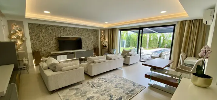 Long-term rent of detached villa in El Paraiso 3