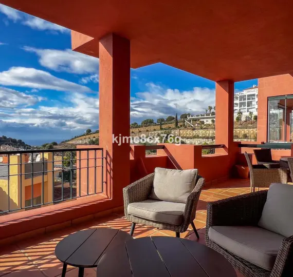 Продажа апартаментов на среднем этаже в Calahonda