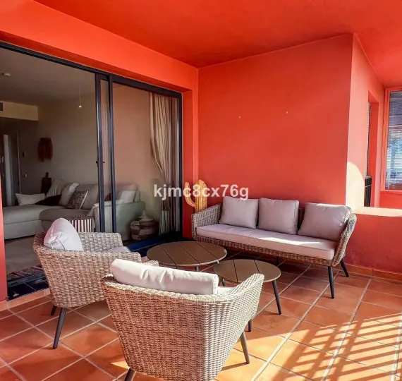 Продажа апартаментов на среднем этаже в Calahonda