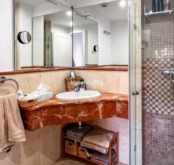 Продажа апартаментов на среднем этаже в Calahonda