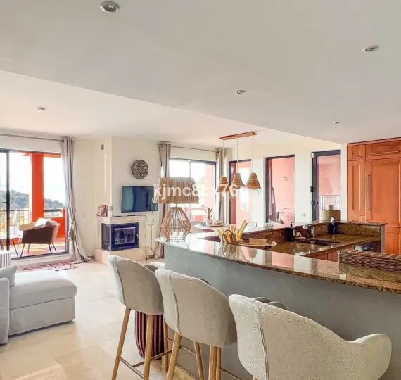 Продажа апартаментов на среднем этаже в Calahonda