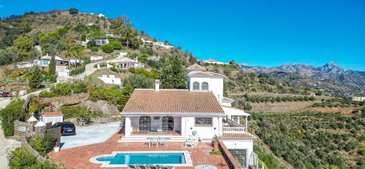 Sale of detached villa in Sayalonga 1