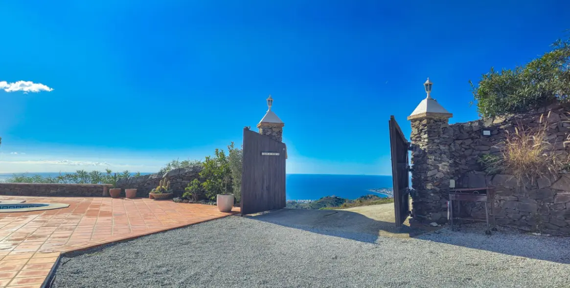 Sale of detached villa in Sayalonga 6