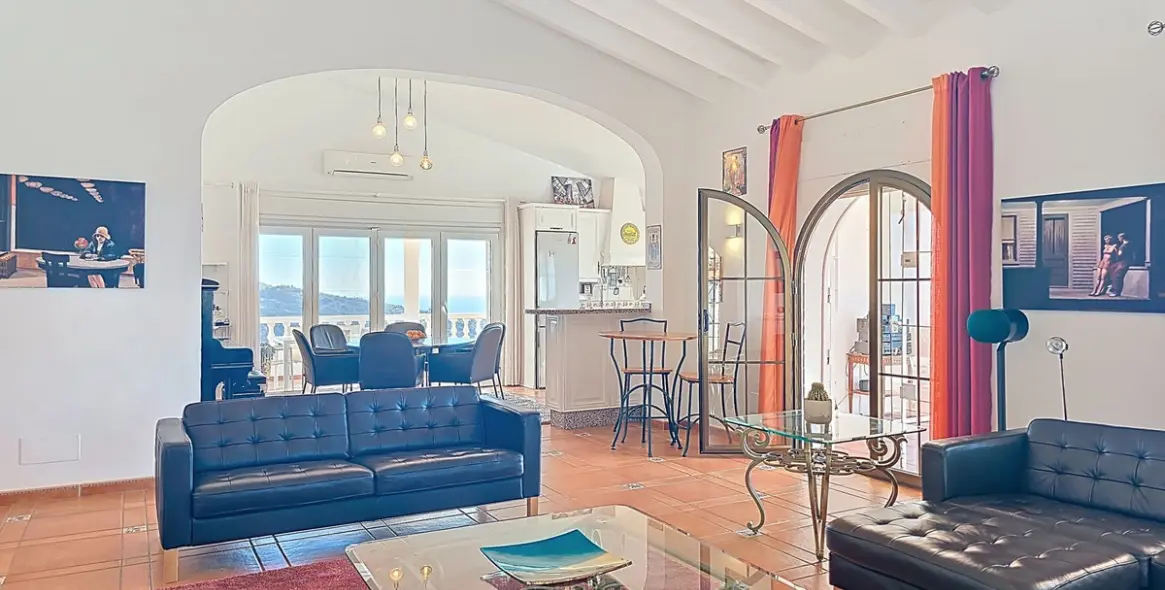 Sale of detached villa in Sayalonga 11