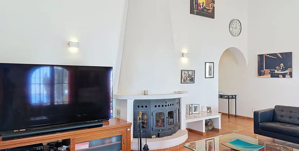 Sale of detached villa in Sayalonga 12