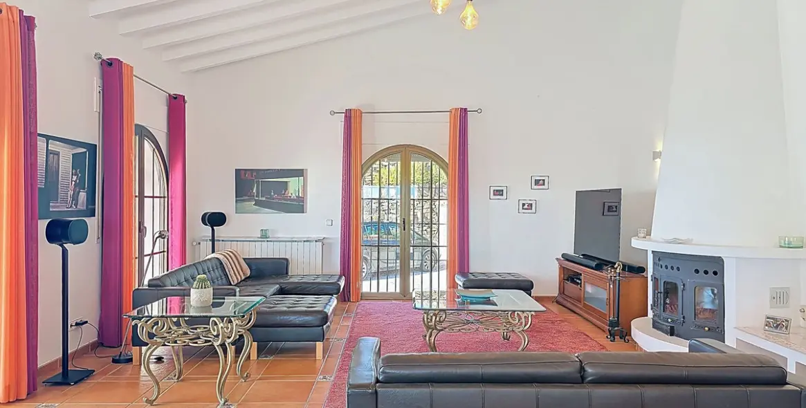 Sale of detached villa in Sayalonga 13