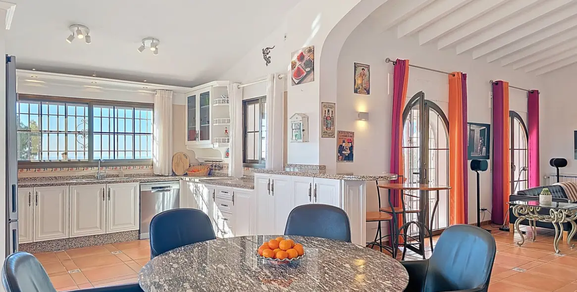 Sale of detached villa in Sayalonga 14