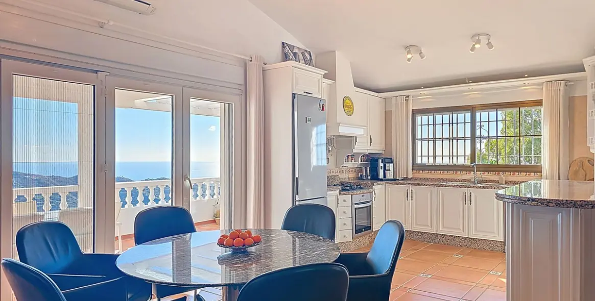 Sale of detached villa in Sayalonga 15