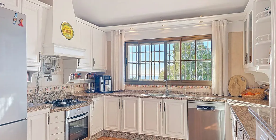 Sale of detached villa in Sayalonga 16