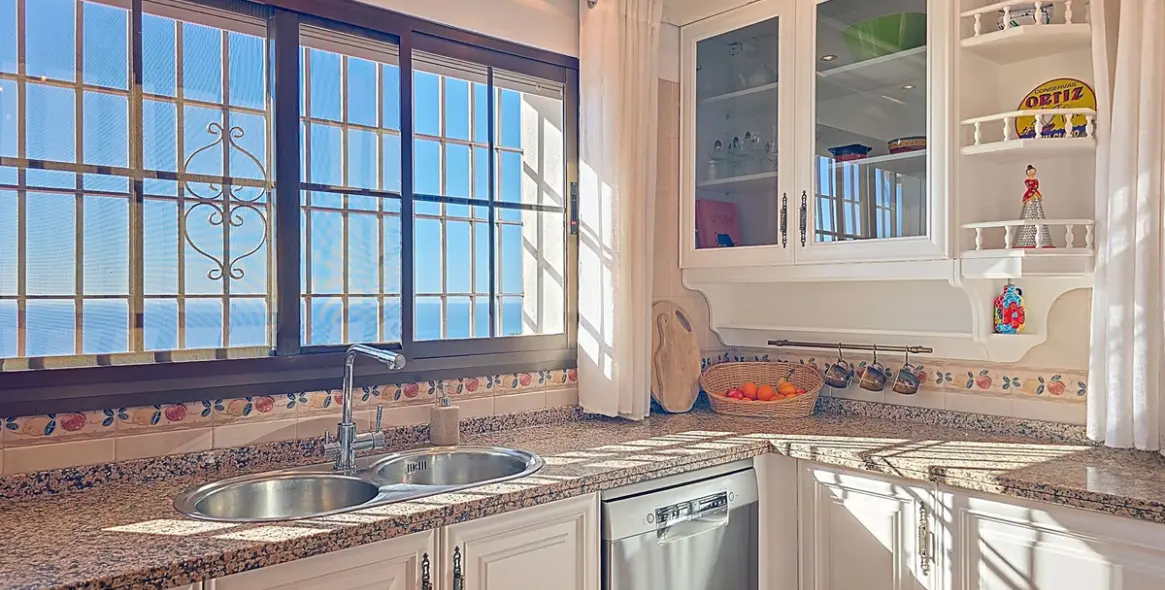 Sale of detached villa in Sayalonga 18