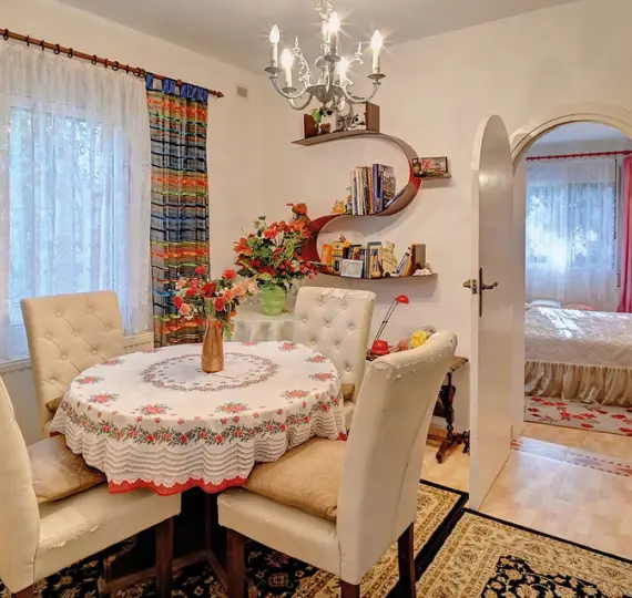 Detached villa R4892263