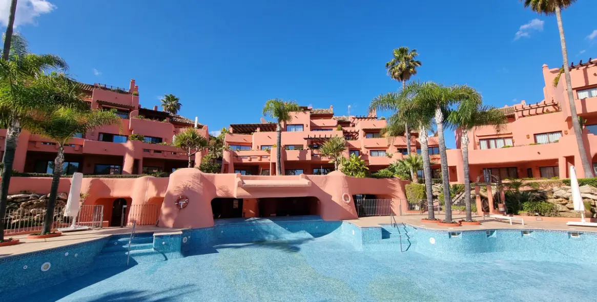 Sale of middle floor apartment in Estepona (district Estepona) 1