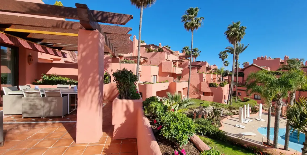 Sale of middle floor apartment in Estepona 11