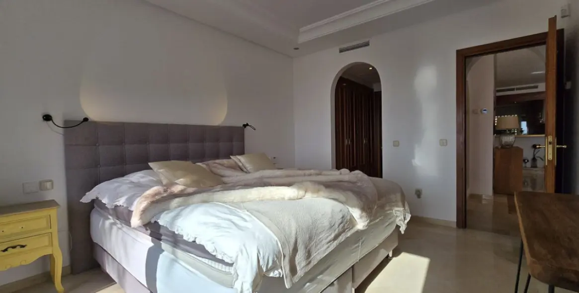 Sale of middle floor apartment in Estepona 18