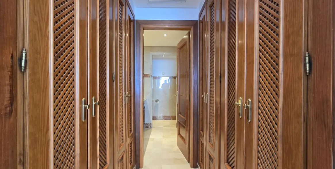 Sale of middle floor apartment in Estepona 20