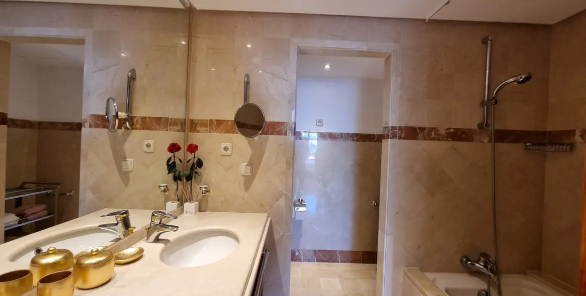 Sale of middle floor apartment in Estepona 21