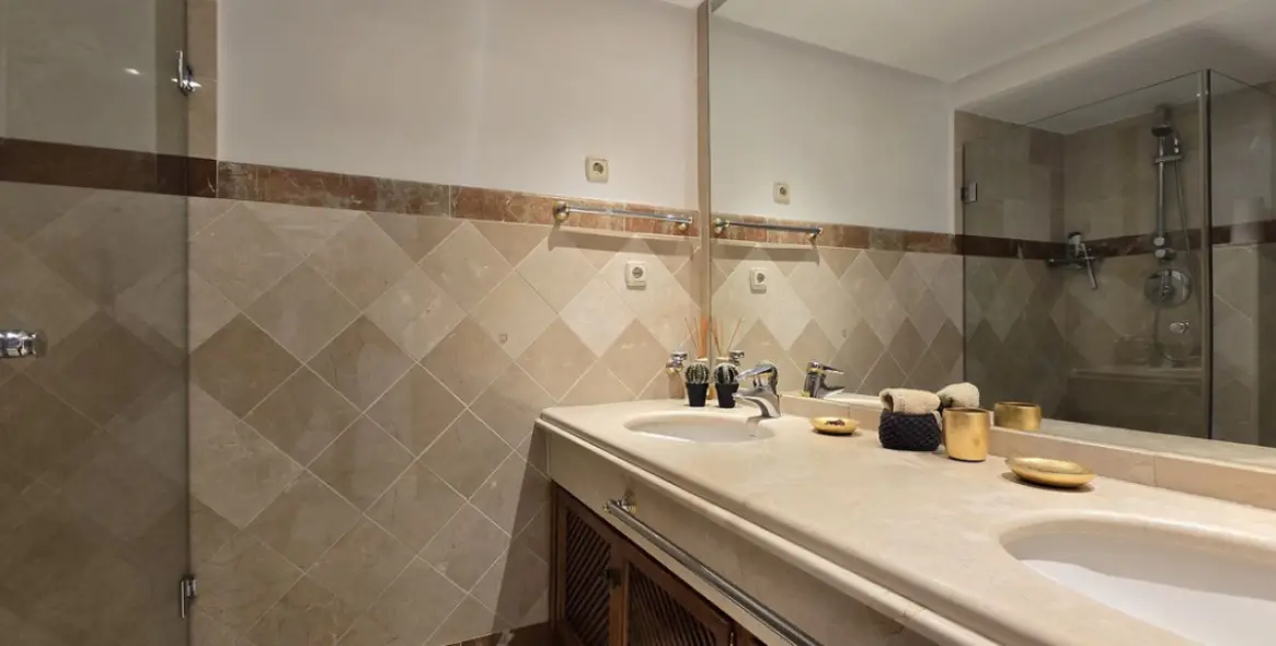 Sale of middle floor apartment in Estepona 25