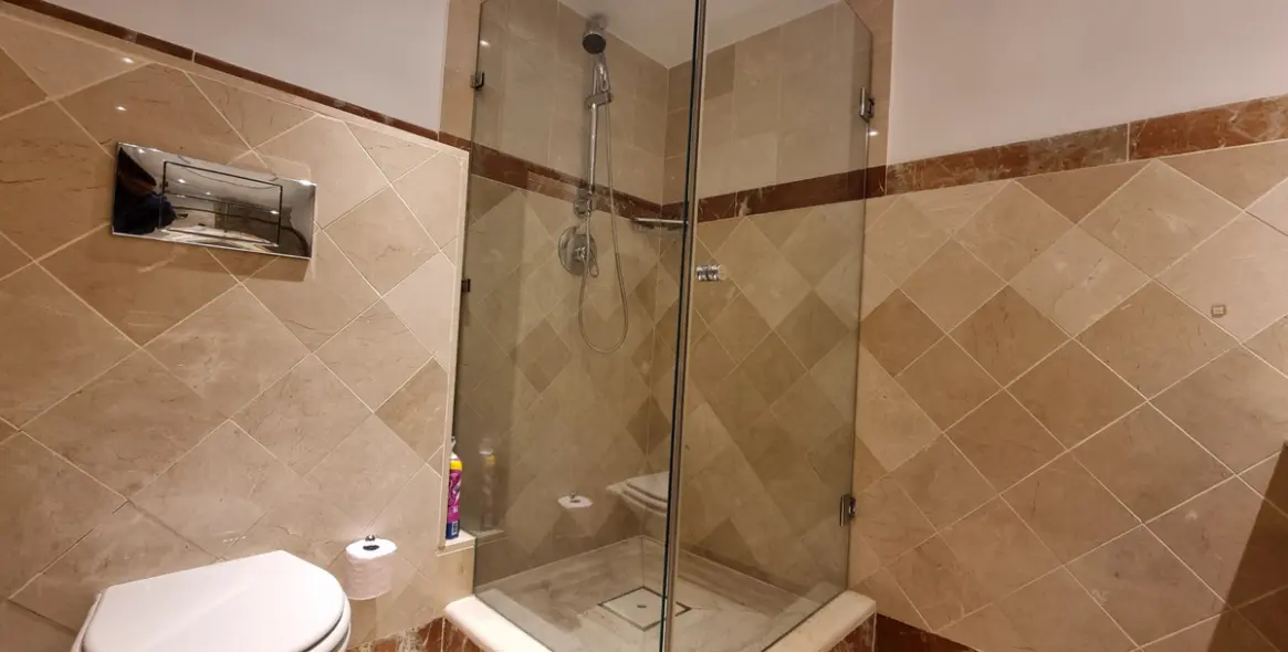 Sale of middle floor apartment in Estepona 26