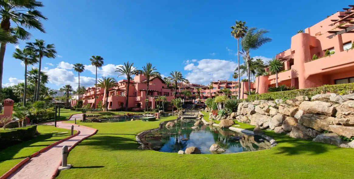 Sale of middle floor apartment in Estepona 28