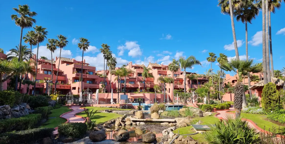 Sale of middle floor apartment in Estepona 33