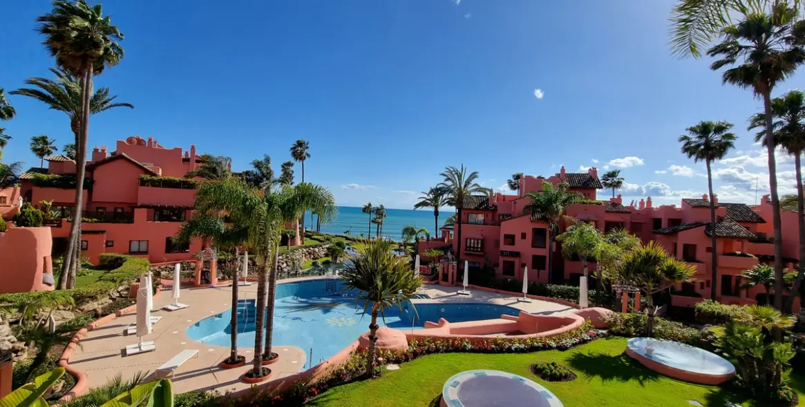 Sale of middle floor apartment in Estepona 35