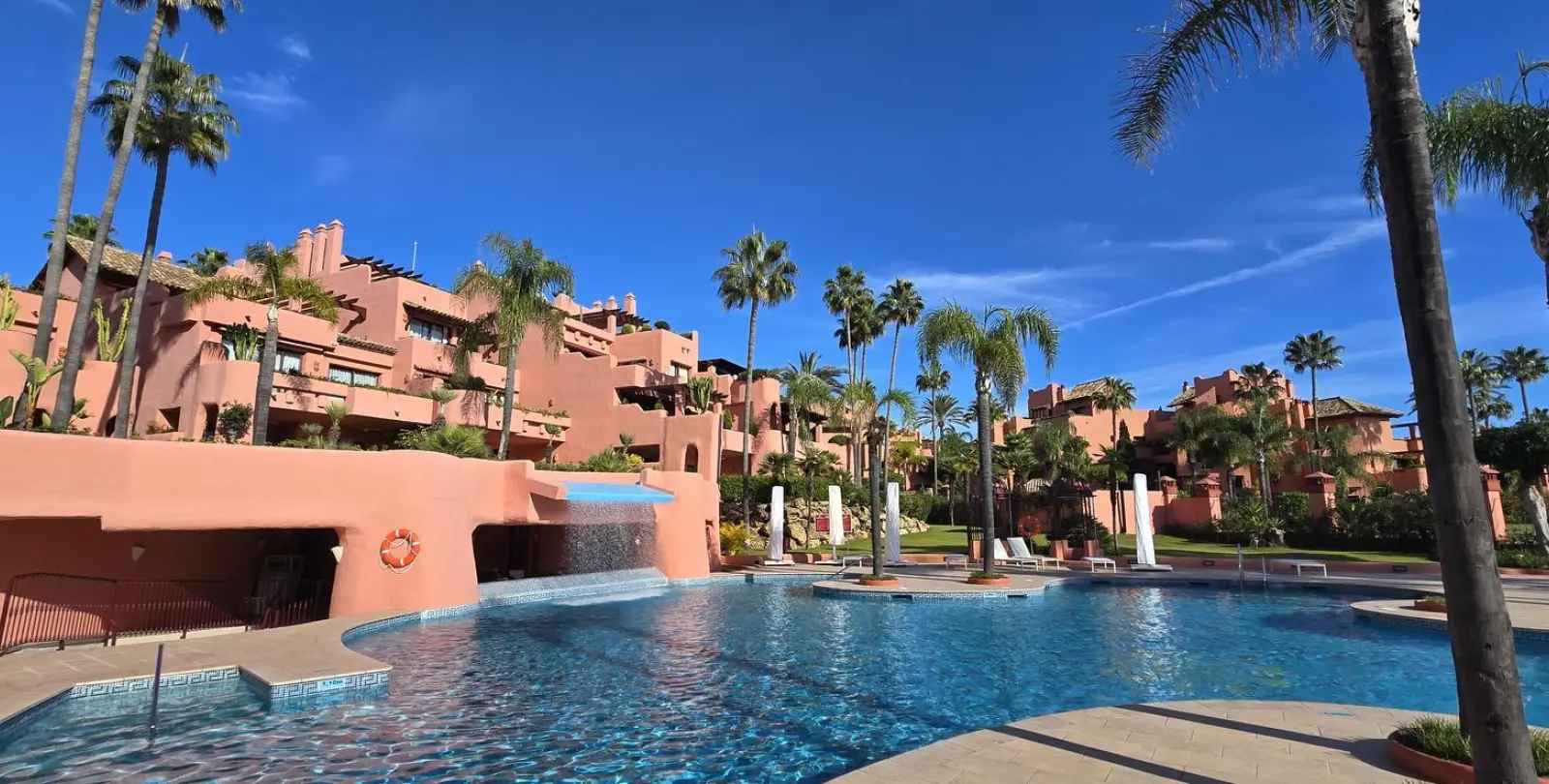 Продажа апартаментов на среднем этаже в Estepona 1
