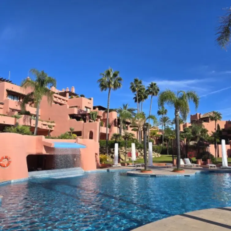 Продажа апартаментов на среднем этаже в Estepona