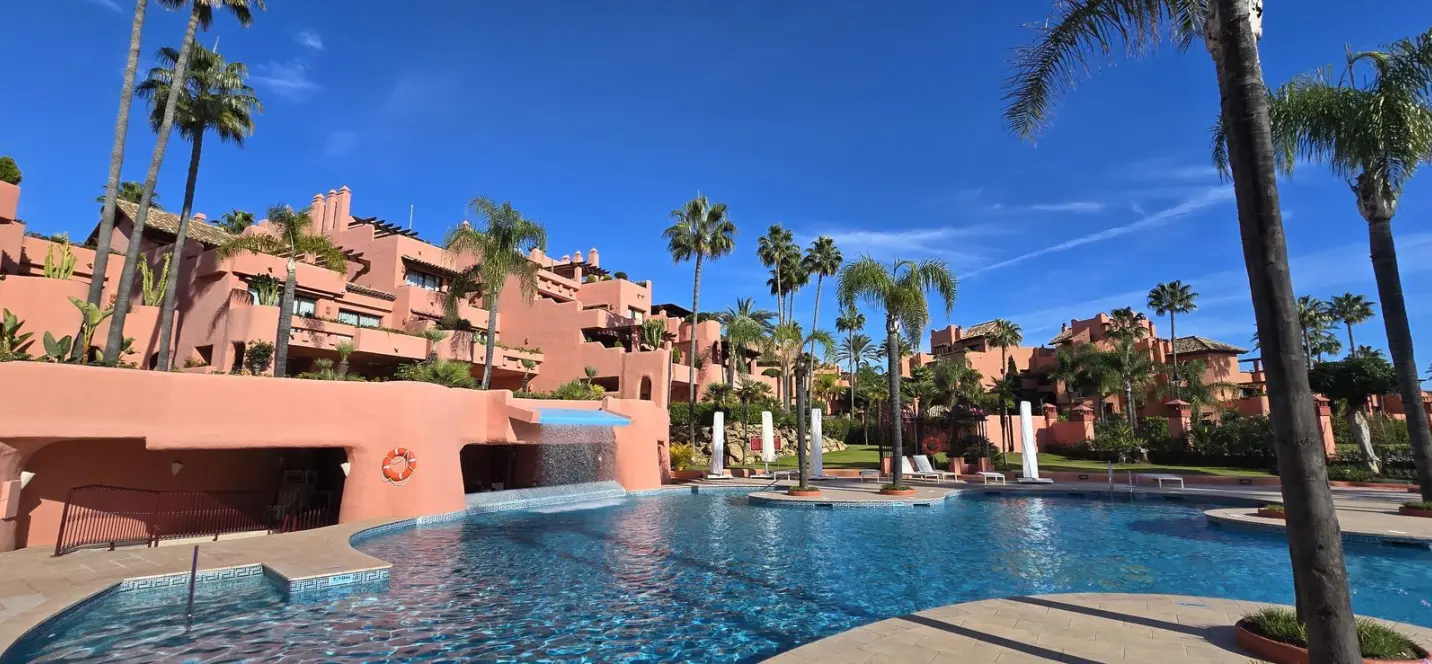 Продажа апартаментов на среднем этаже в Estepona 0