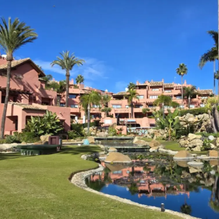 Продажа апартаментов на среднем этаже в Estepona