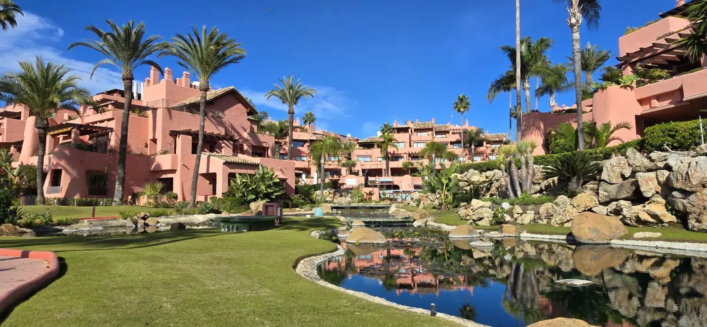 Продажа апартаментов на среднем этаже в Estepona 1
