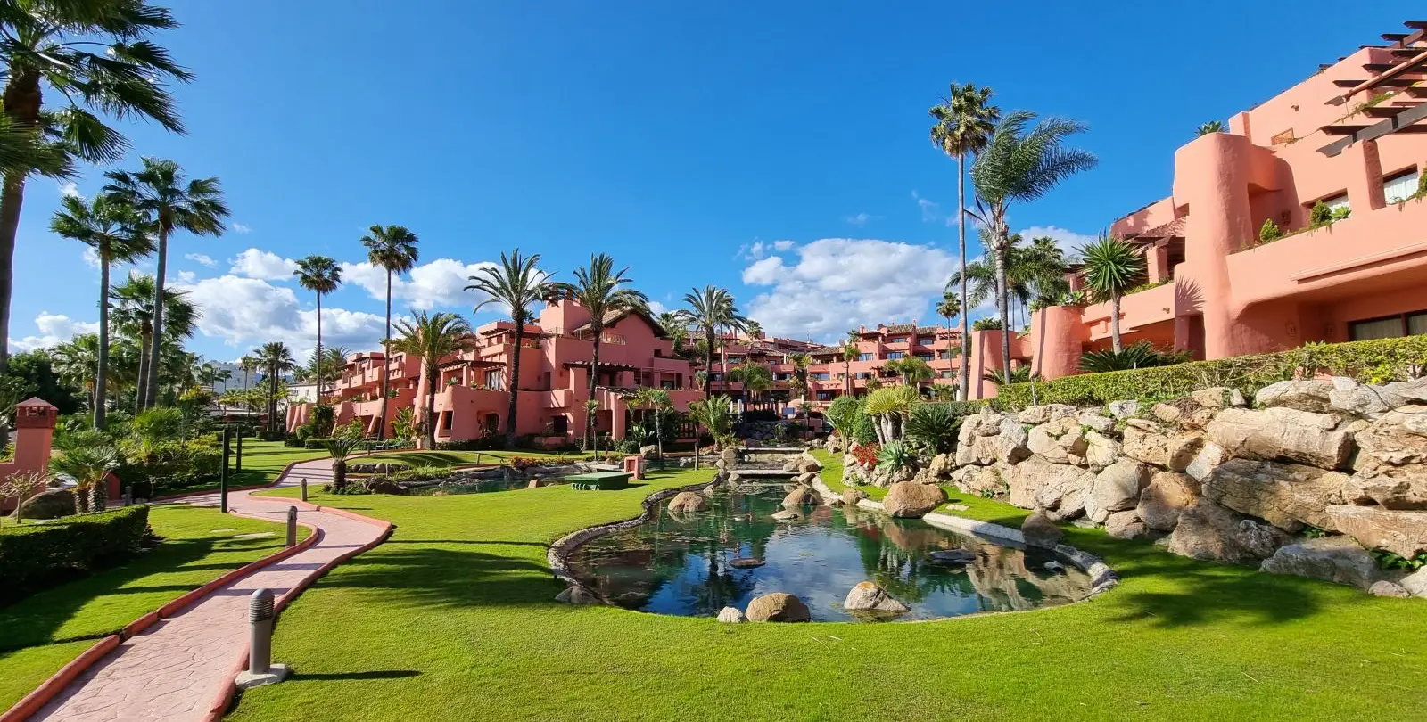 Продажа апартаментов на среднем этаже в Estepona 28