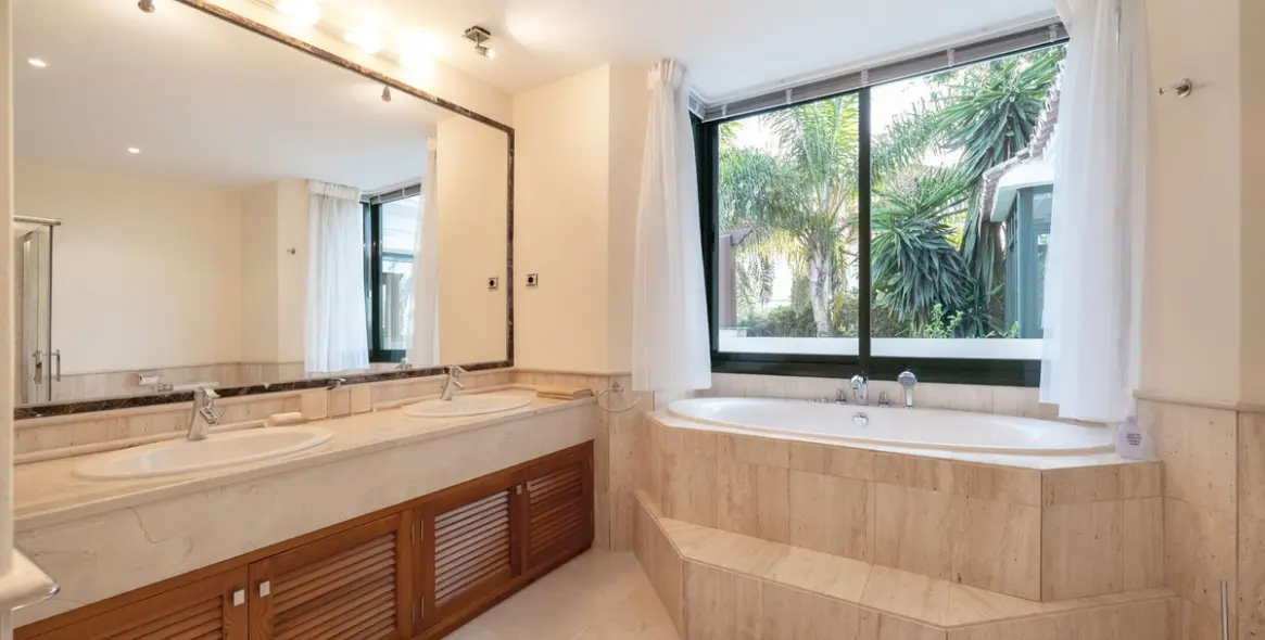 Продажа  отдельно стоящей виллы в Los Arqueros 18