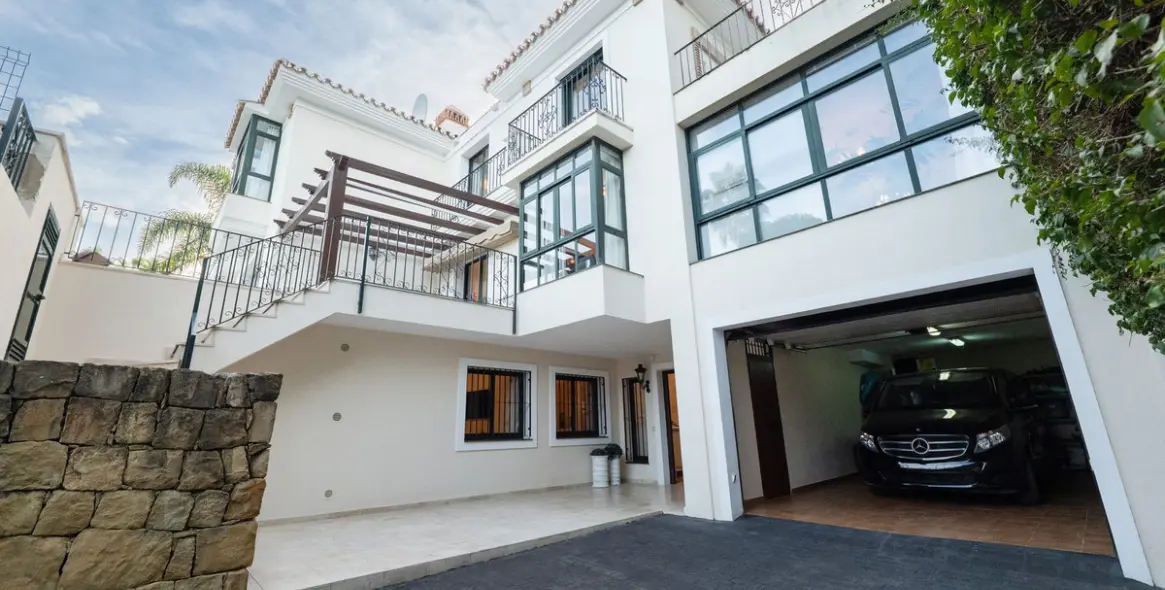 Продажа  отдельно стоящей виллы в Los Arqueros 6