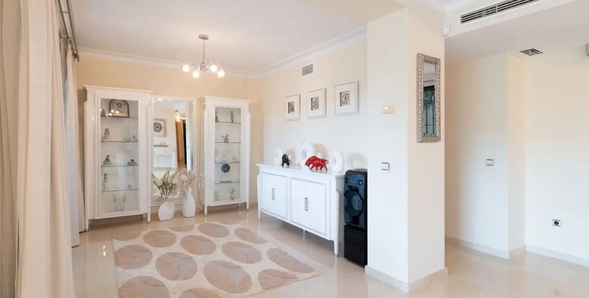 Продажа  отдельно стоящей виллы в Los Arqueros 12