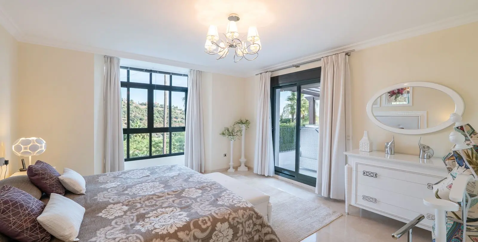 Sale of detached villa in Los Arqueros 17