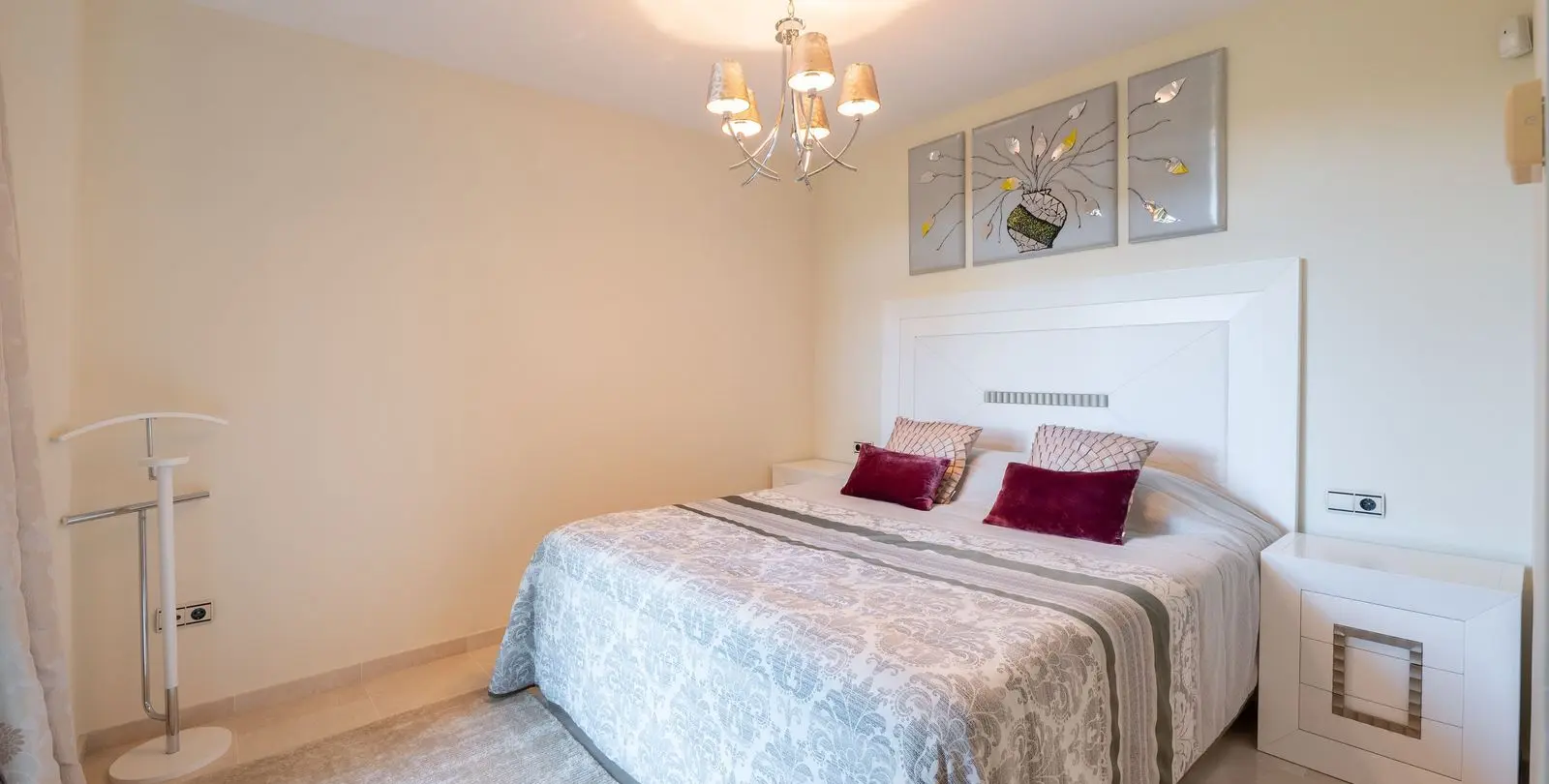 Sale of detached villa in Los Arqueros 20