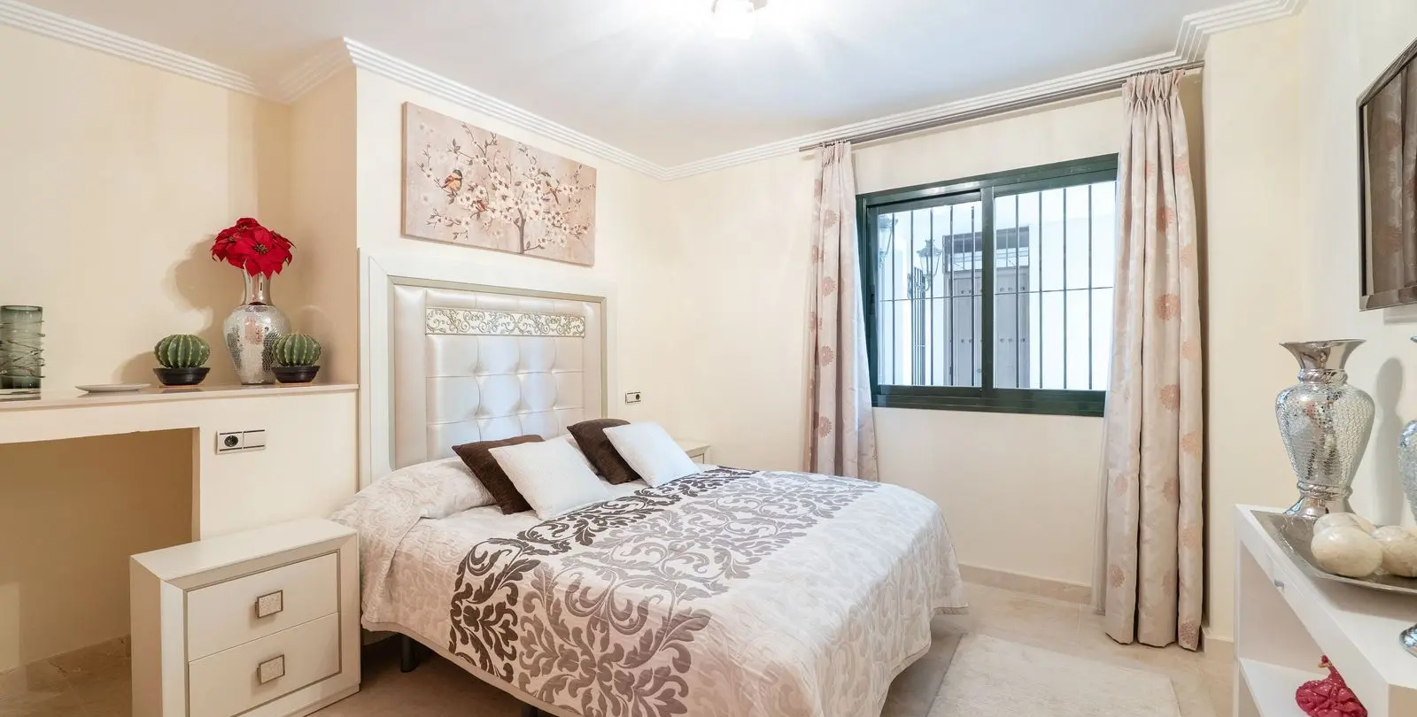 Sale of detached villa in Los Arqueros 28
