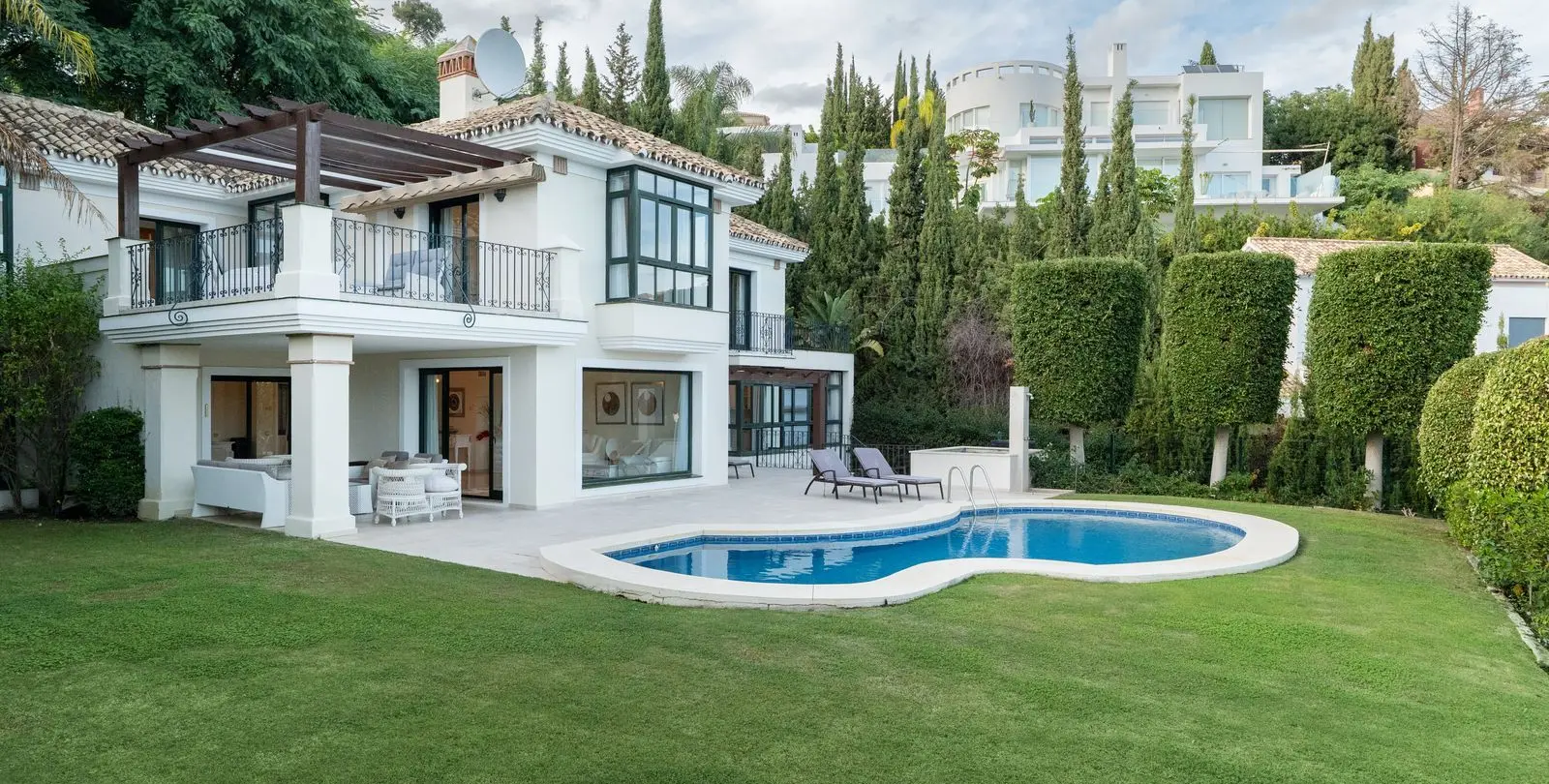 Sale of detached villa in Los Arqueros 50
