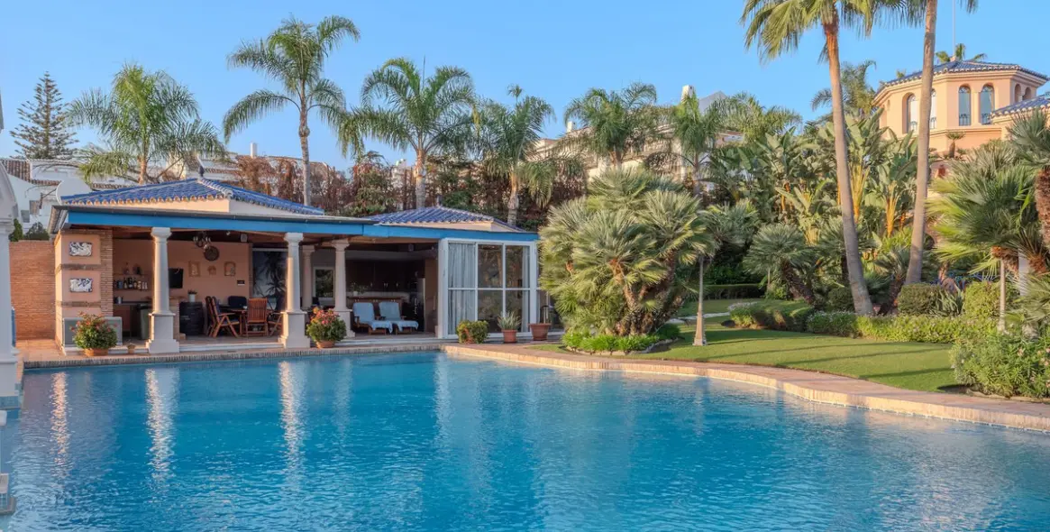 Продажа  отдельно стоящей виллы в Nueva Andalucía 35