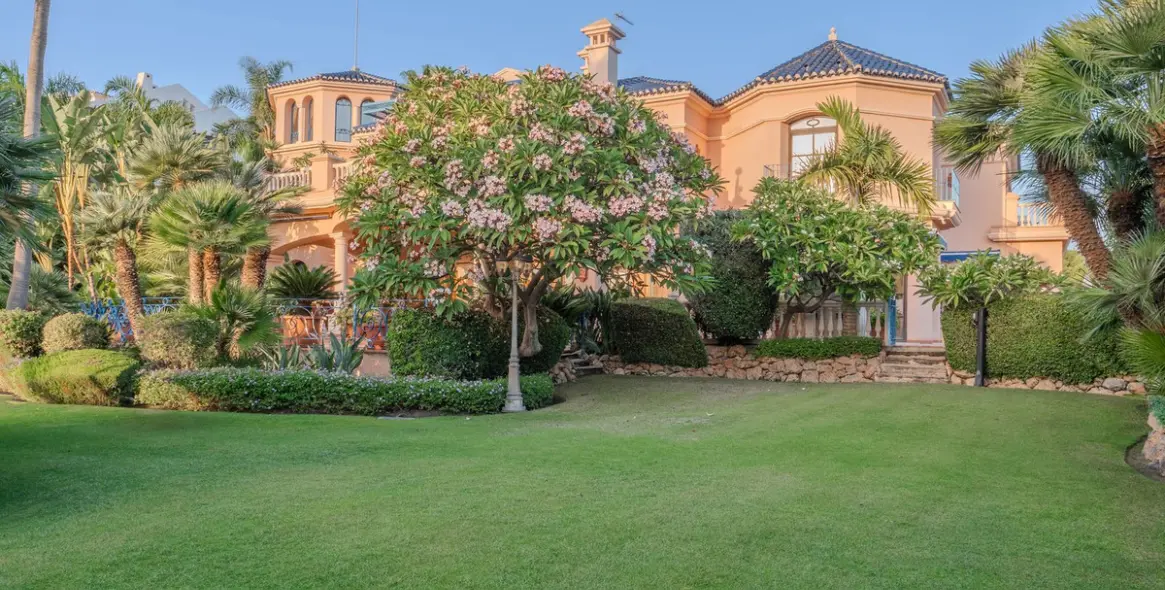 Продажа  отдельно стоящей виллы в Nueva Andalucía 37