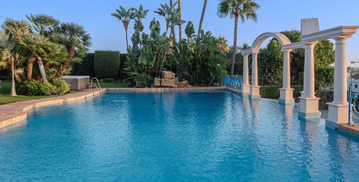 Продажа  отдельно стоящей виллы в Nueva Andalucía 39