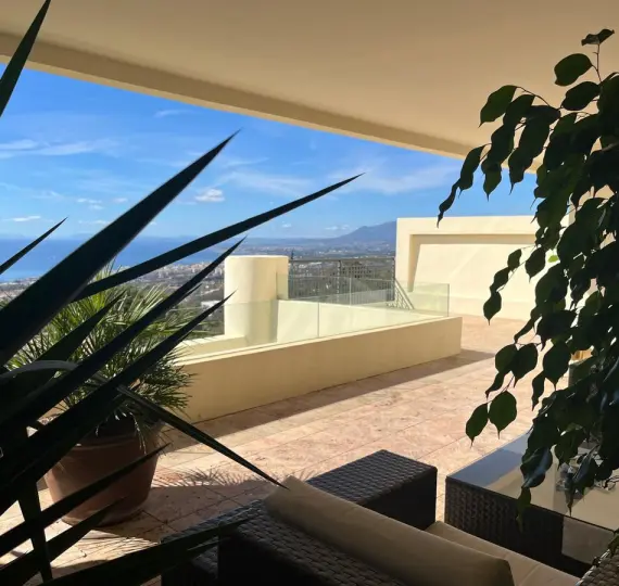 Long-term rent of middle floor apartment in Altos de los Monteros