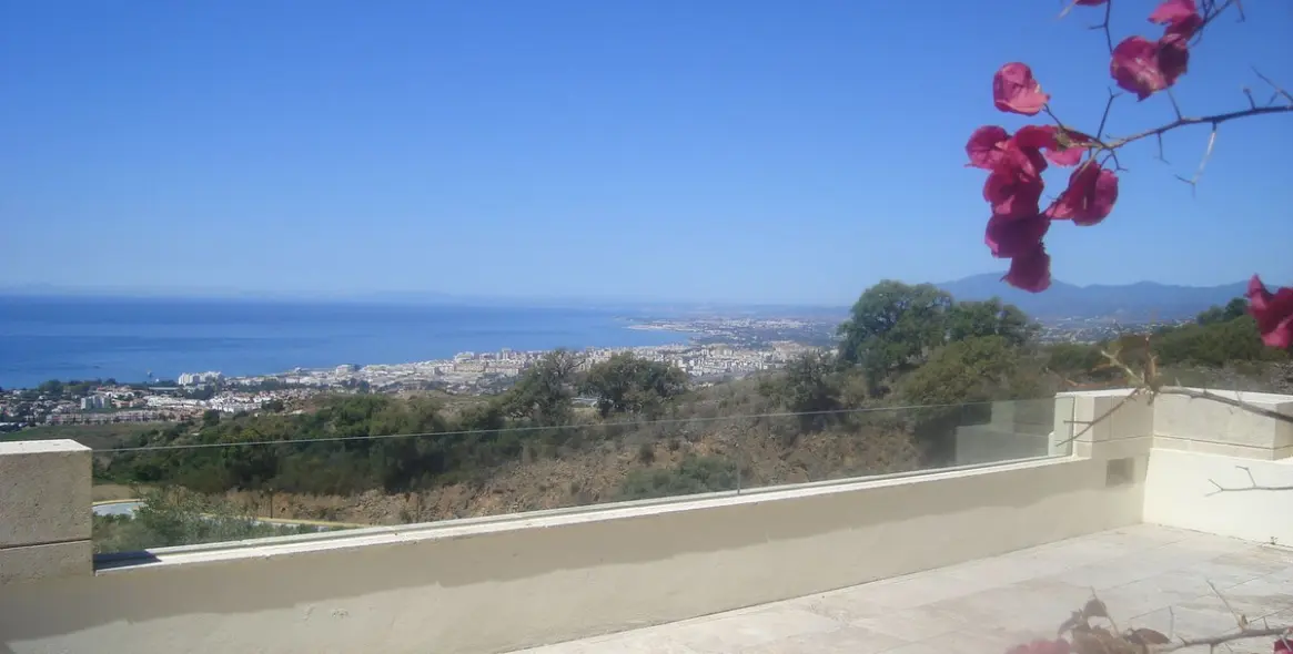 Long-term rent of middle floor apartment in Altos de los Monteros 16