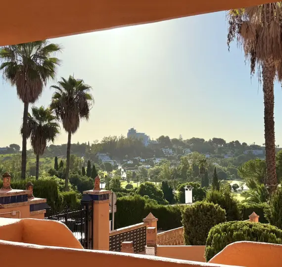 Продажа апартаментов на первом этаже в Benahavís