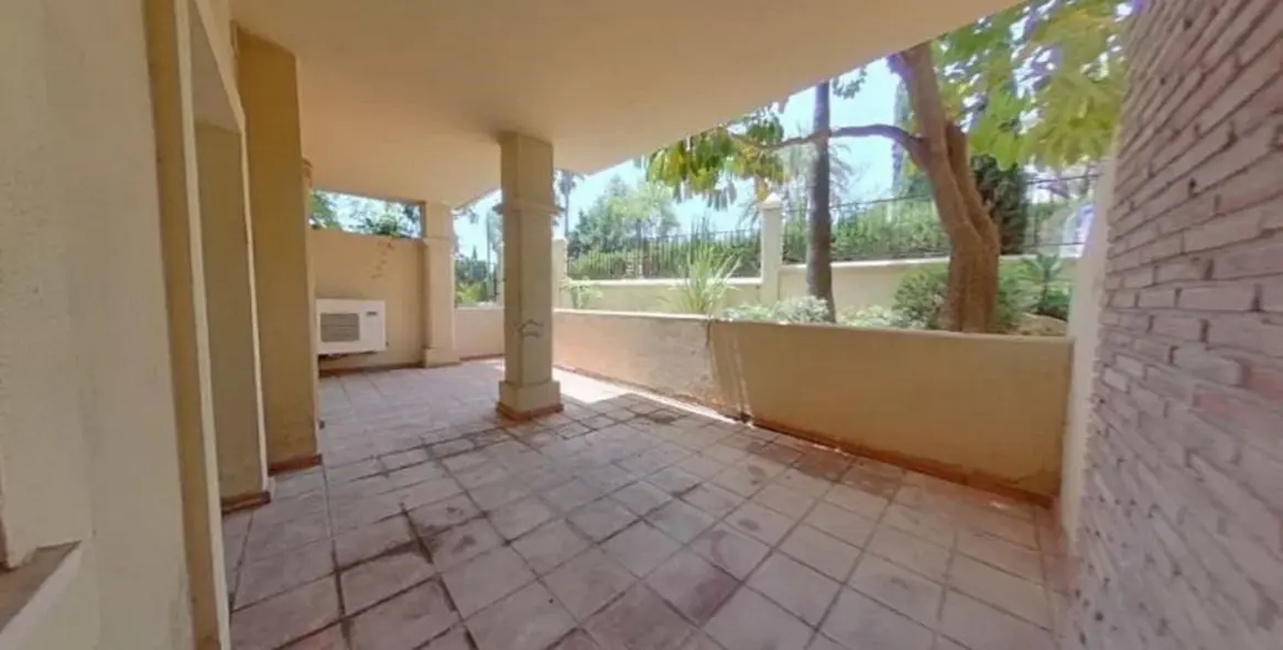 Sale of ground floor apartment in Benahavís 2